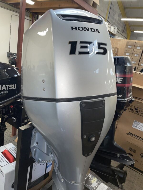 2016 Honda 135hp 4-Stroke 25” Outboard-Motor