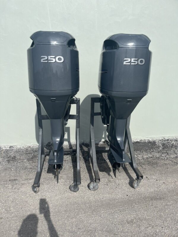Twin 2008 Yamaha 250hp 2-Stroke Hpdi 25-shaft Outboard Motor