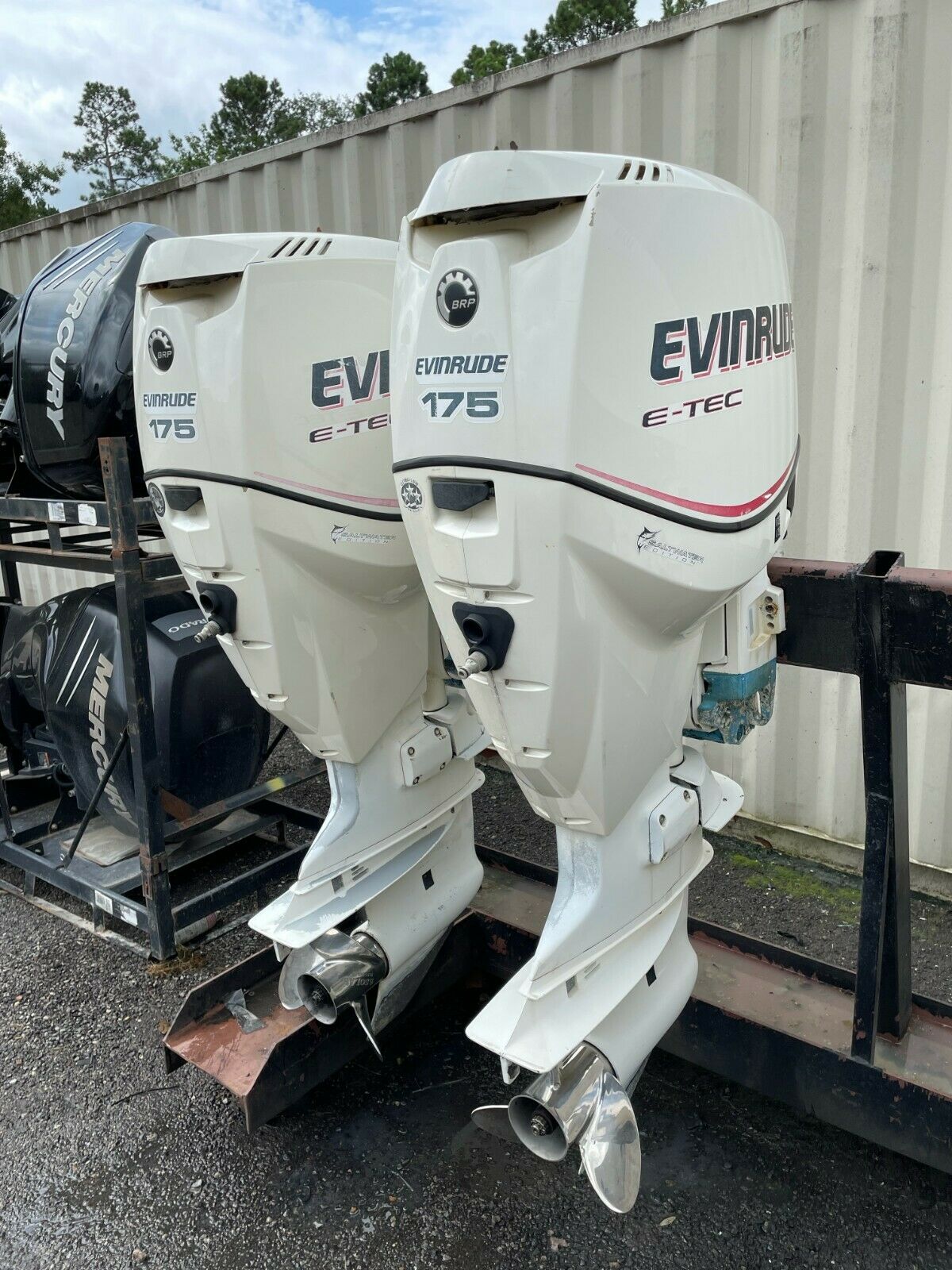Twin 2011 Evinrude Etec 175HP 2 Stroke 25-Shaft Outboard-Engines - Image 2