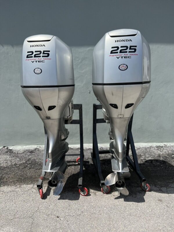 PAIR OF 2018 HONDA 225HP 4 STROKE OUTBOARD MOTORS WITH 30″ SHAFTS