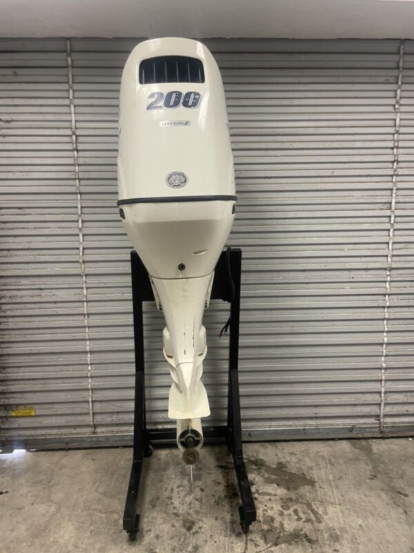 2016 Suzuki 200hp 4 stroke 25 shaft outboard motor