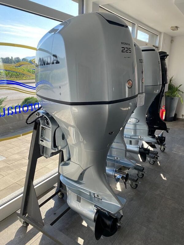 2013 Honda 225hp 4-Stroke 25” Outboard-Motor