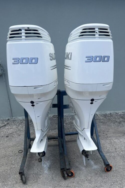 Pair 2010 Suzuki 300hp 4 Stroke 25 shaft Outboard Motor