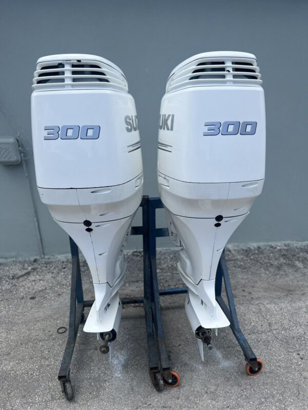 Pair 2010 Suzuki 300hp 4 Stroke 25 shaft Outboard Motor