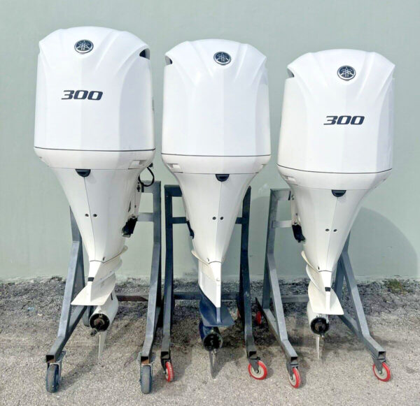 2016 Triple Yamaha 300hp 4 Stroke 25 Shaft Outboard Motors White