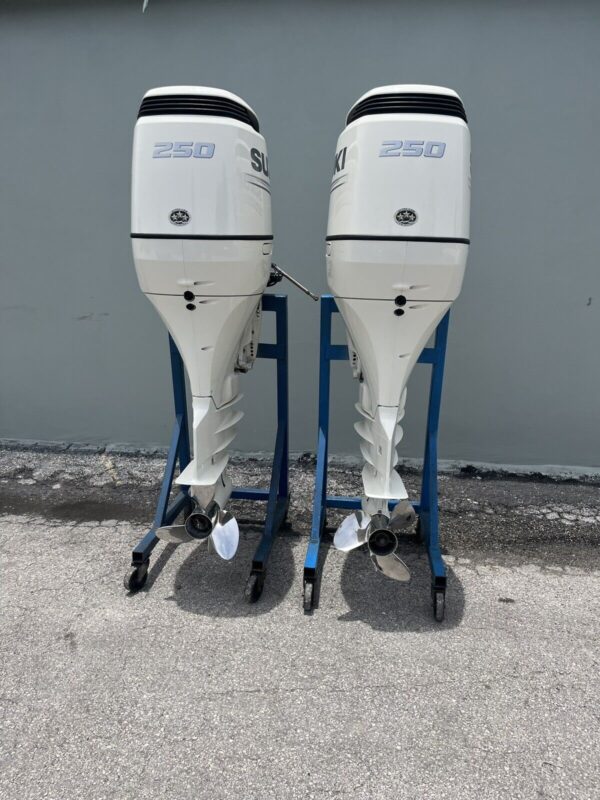 PAIR OF 2019 SUZUKI 250HP 4 STROKE OUTBOARD MOTORS WITH 30″ SHAFTS