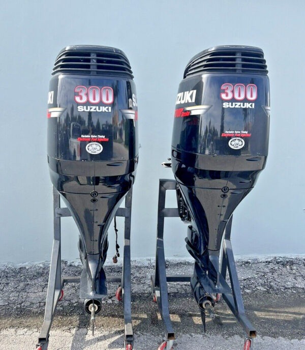 PAIR 2012 SUZUKI 300HP 4 STROKE OUTBOARD MOTORS WITH 25″ SHAFTS