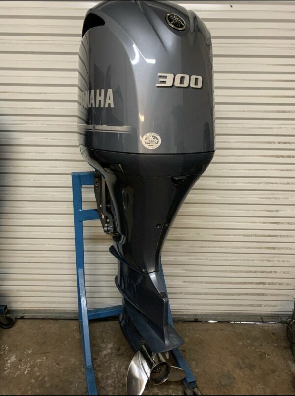 2016 Yamaha 300hp 4 stroke 30 shaft outboard motor