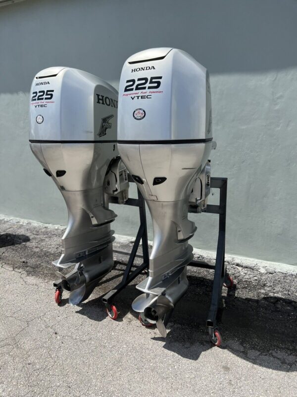 2013 Pair Honda 225hp 4-Stroke 30-Shaft Outboard Motor