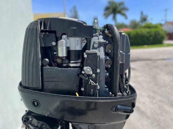 2013 Suzuki 140hp 4 Stroke 25” Outboard Motor - Image 3