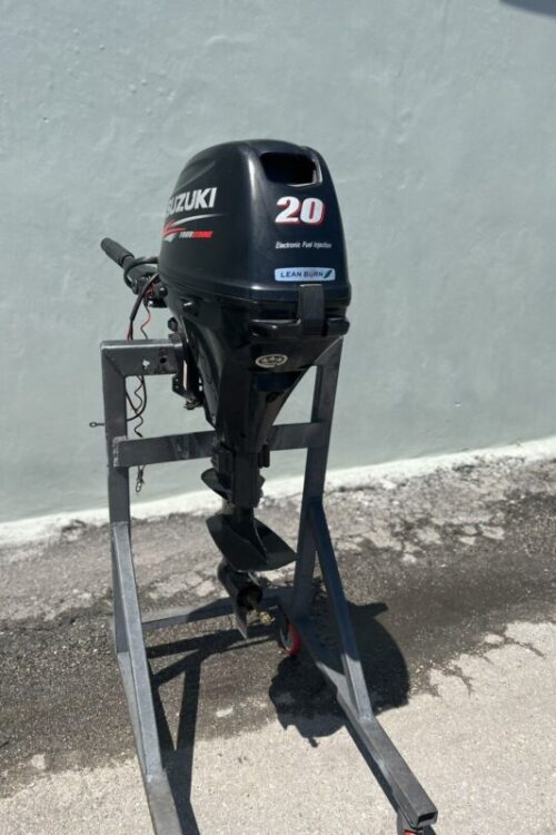 2013 Suzuki 20hp 4-Stroke 15” outboard motor with handle