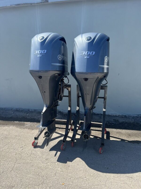 Pair 2012 Yamaha F350 350HP 4-Stroke 25” Outboard Motors