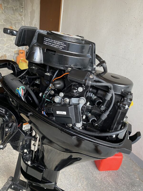 2010 Mercury 9.9hp 4 Stroke 15” Outboard Motor with Handle - Image 4