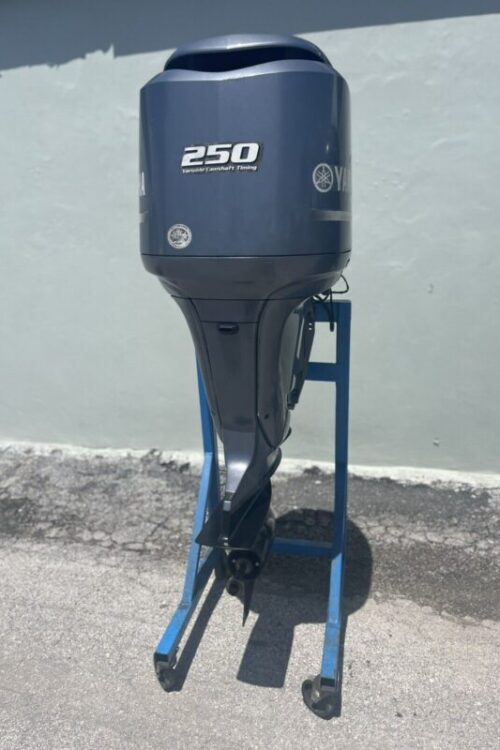2015 Yamaha 250hp 4-Stroke 25-Shaft Outboard Motor